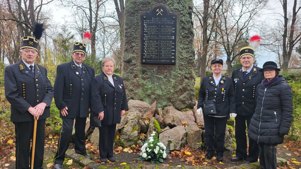 Mitglieder des Bergmannsvereins am Gedenkstein.