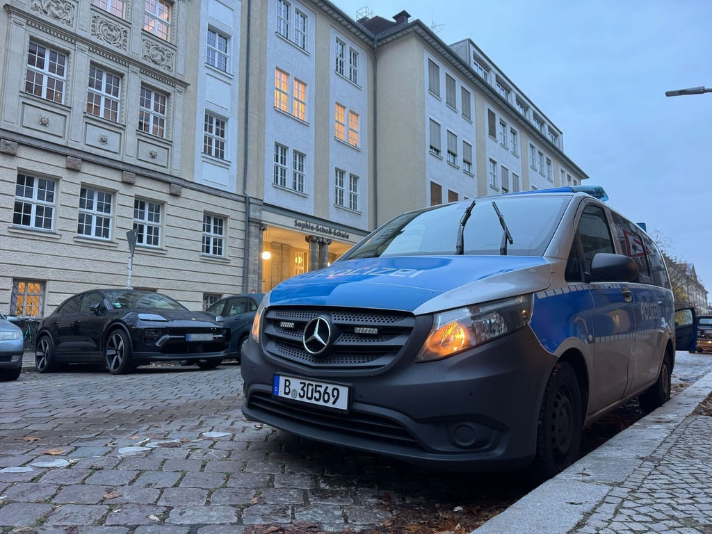 Die Berliner Polizei ermittelt wegen der falschen Terrorwarnung gegen Schulen weiter.