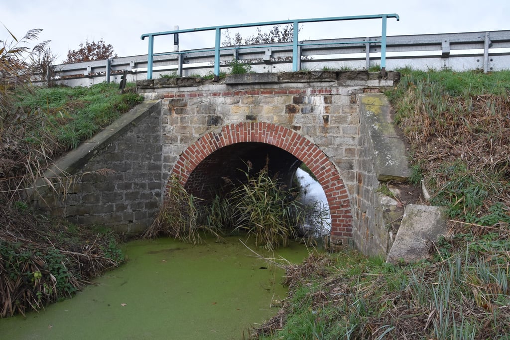 Kaum zu glauben: Die Schanzgrabenbrücke, über die eine Landesstraße führt, stammt aus dem 19. Jahrhundert.
