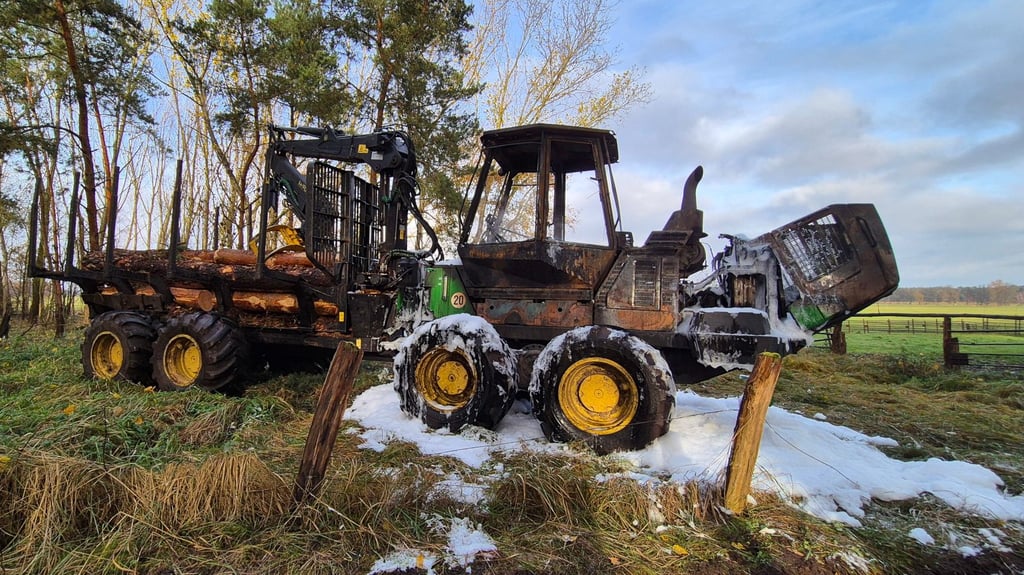 Die Einsatzkräfte der Feuer konnten den Brand unweit von Genthin löschen. Der Schaden ist jedoch immens.