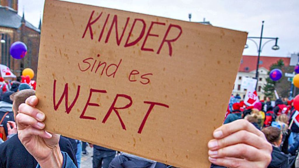 Seit Jahren demonstrieren Erzieher in Deutschland für bessere Bedingungen in Kindertagesstätten.