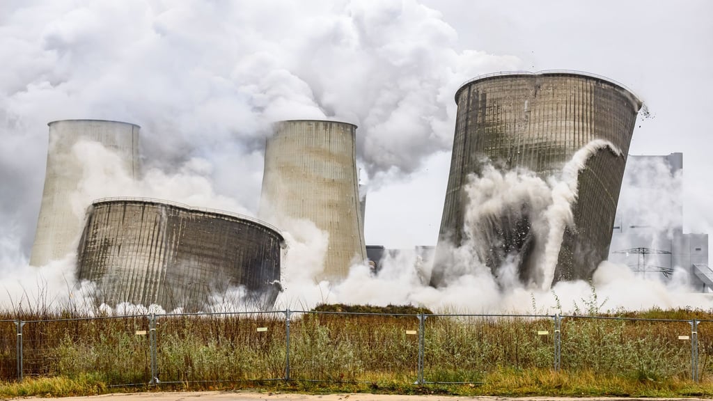 Auf der Fläche, auf der vor einem Jahr Kühltürme des Altkraftwerks gesprengt wurden, soll die „GigaBattery Boxberg 400“ entstehen (Archivbild)