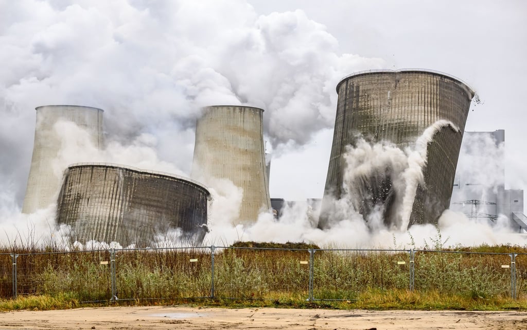 Auf der Fläche, auf der vor einem Jahr Kühltürme des Altkraftwerks gesprengt wurden, soll die „GigaBattery Boxberg 400“ entstehen (Archivbild)