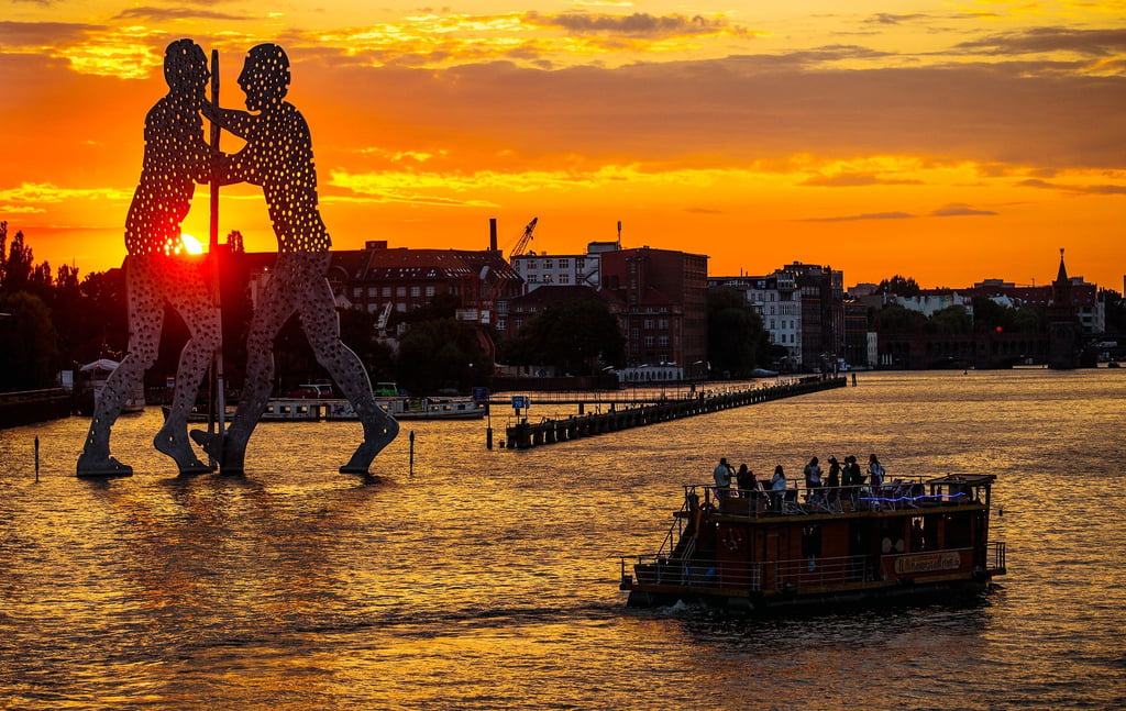 Die Lärmbelästigung durch Partyboote auf der Spree in Berlin hat im Südosten zugenommen. (Archivfoto)