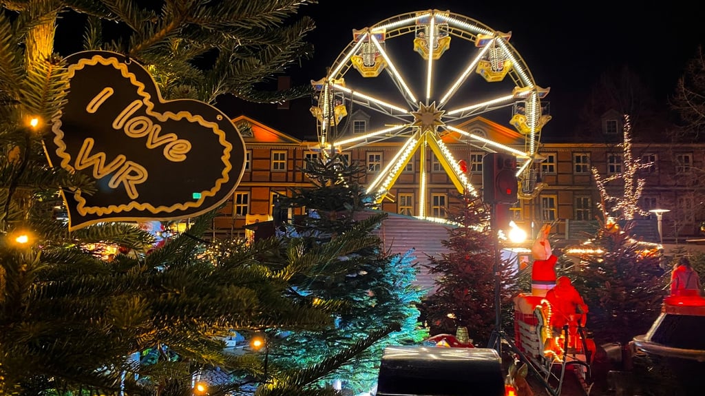 Mit seinem Budenzauber, der sich durch Innenstadt zieht und Fahrgeschäften wie dem Riesenrad auf dem Nicolaiplatz ist Wernigerodes Weihnachtsmarkt ein Besuchermagnet.