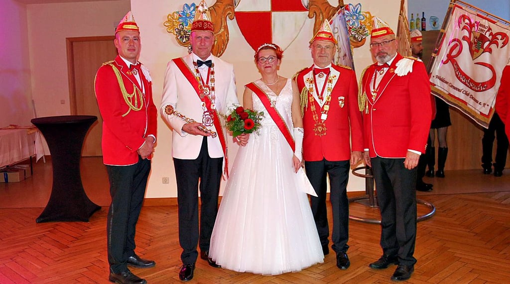 Beim Regimentsappell der Waldeser wurde erstmals das Prinzenpaar der aktuellen Session vorgestellt: Prinz Daniel I. und ihre Lieblichkeit Christiane II.