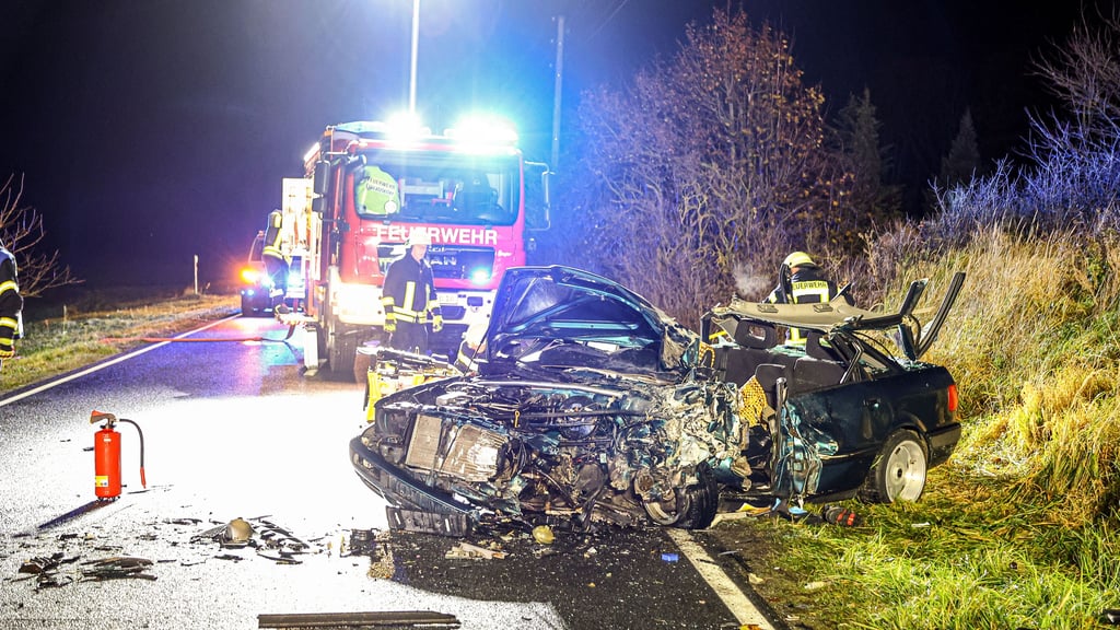 Der Audi 80 blieb völlig zerstört auf der Bergwitzer Straße liegen. Der 35-jährige Fahrer war eingeklemmt und musste von der Feuerwehr befreit werden.