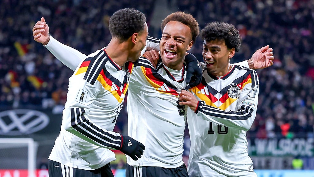 Assan Ouédraogo (Mitte) wird nach seinem Tor von den Teamkollegen umringt.