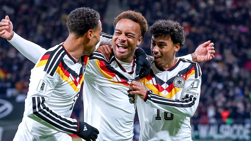 Assan Ouédraogo (Mitte) wird nach seinem Tor von den Teamkollegen umringt.