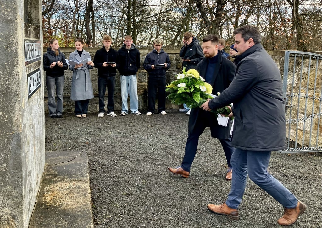 Stadtratsvorsitzender Andreas Wegener (r.) und sein Stellvertreter Sebastian Tannert, CDU-Stadtverbandsvorsitzender, legen einen Kranz am Kriegerdenkmal in Ballenstedt nieder. 