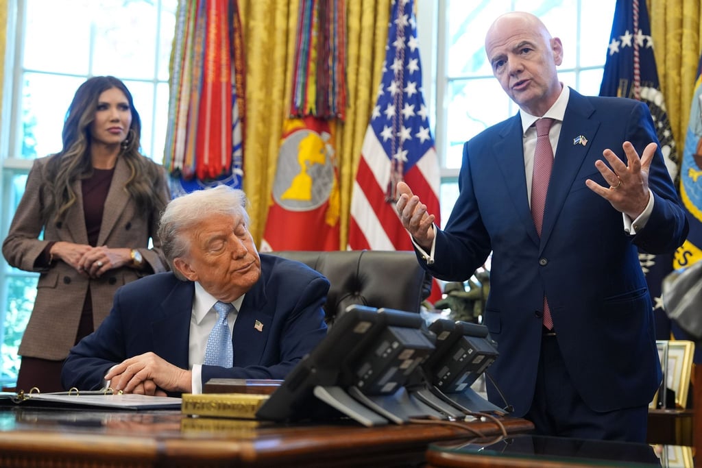 US-Präsident Donald Trump (M) droht mit Spielverlegungen, FIFA-Präsident Gianni Infantino gibt sich zurückhaltend.