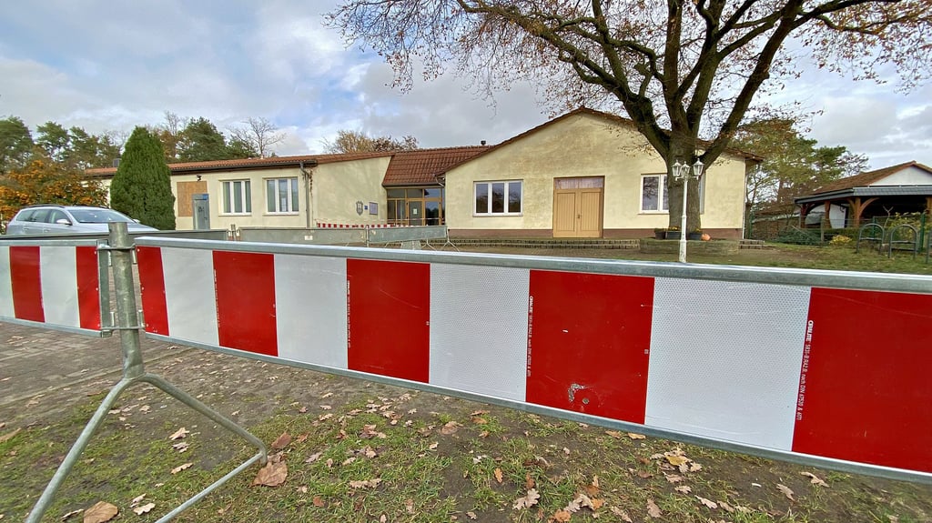 Die Absperrungen am Dorfgemeinschaftshaus in Rossau wurden in dieser Woche erweitert.