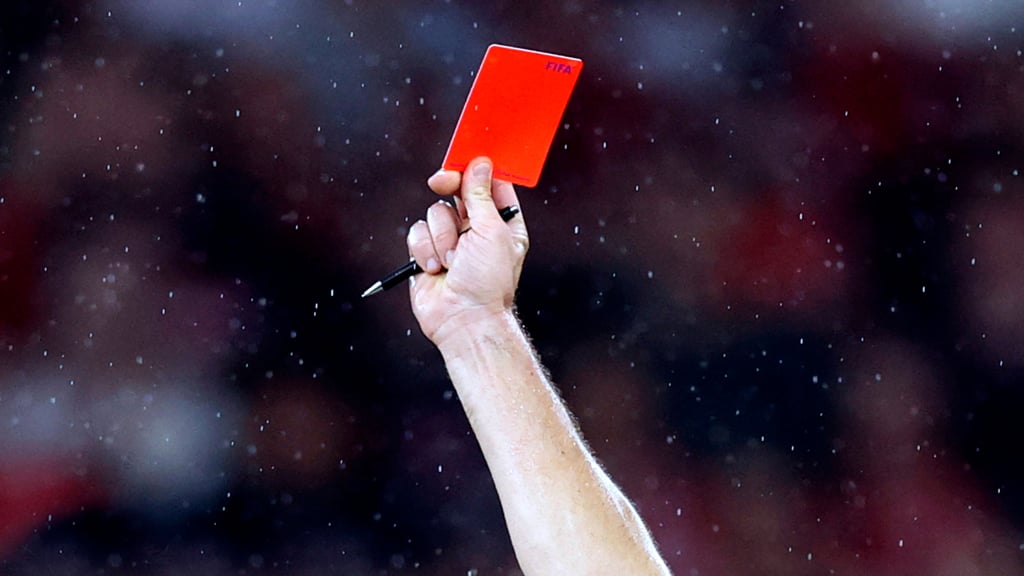 Hitzige Szenen auf dem Fußballplatz: Bei emotional geführten Spielen in den Amateurklassen kommt es immer wieder zu Rudelbildungen und lautstarken Auseinandersetzungen. Im Kreisoberliga-Duell in Gehrden eskalierte die Lage in der Nachspielzeit komplett.