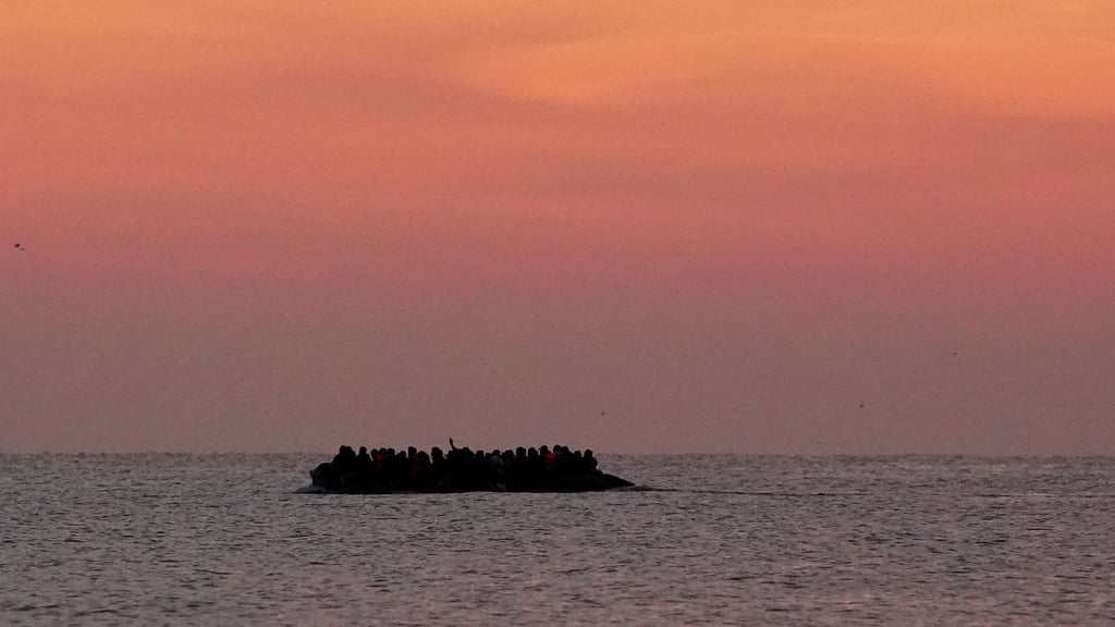 Immer wieder versuchen Menschen, auf kleinen Booten den Ärmelkanal nach Großbritannien zu überqueren. (Archivbild)