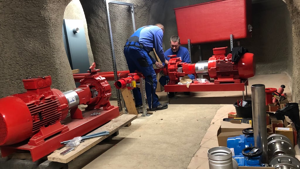 Mitarbeiter der Firma DK Brandschutz sind dabei, im Gewölbekeller Technik für die Löschanlage auf dem Stiftsberg in Quedlinburg einzubauen.