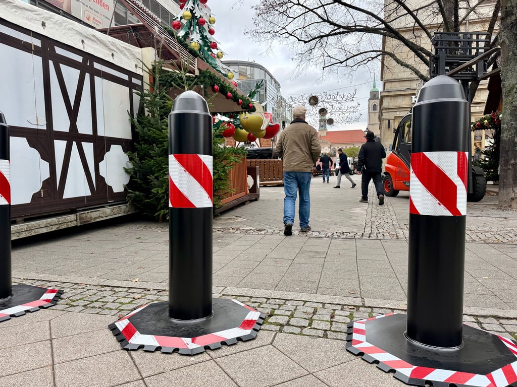 Poller stehen als Zufahrtsschutz zum Magdeburger Weihnachtsmarkt. Nach der Abnahme des Sicherheitskonzeptes steht nun der Termin für die Eröffnung des Marktes final fest.