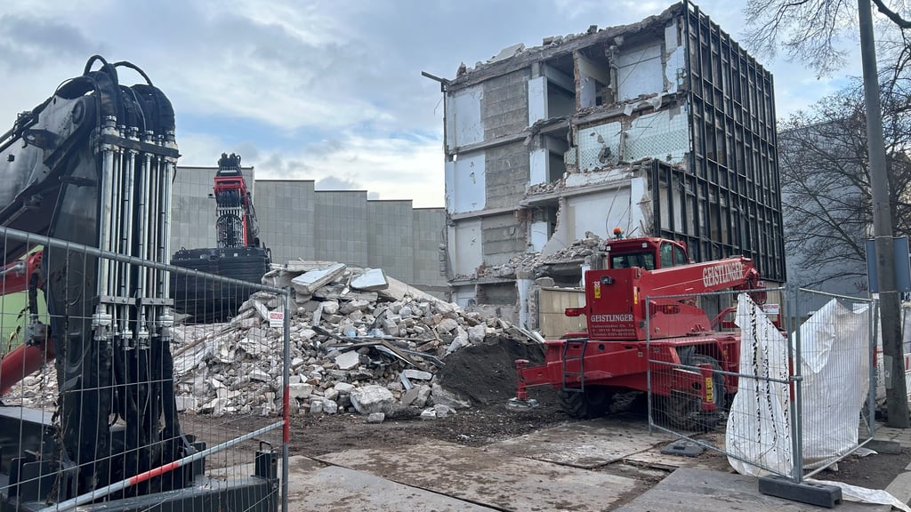 In Magdeburg findet der Abriss eines ehemaligen Kirchen-Gebäudes statt. 