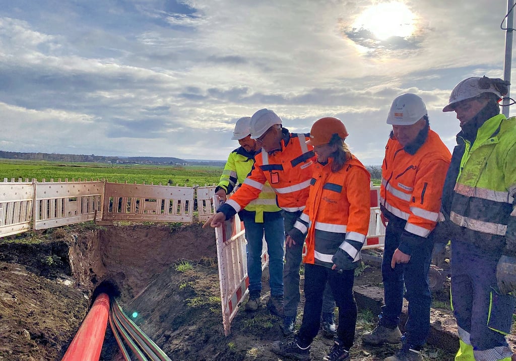 In dieser Woche ist beim Bau der neuen Stromtrasse SüdOstLink die Saale unterquert worden.  Das Bauvorhaben wird unter anderem von der Firma Kuhlmann mit Sitz in Bernburg ausgeführt. 