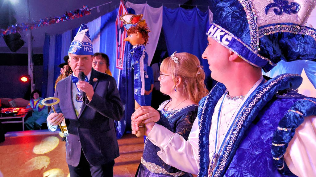 Das HKC-Prinzenpaar, Vanessa I. und Kevin I., erhalten beim Karnevalsauftakt  von Bürgermeister Michael Jahn den Schlüssel zum  Schloss.  