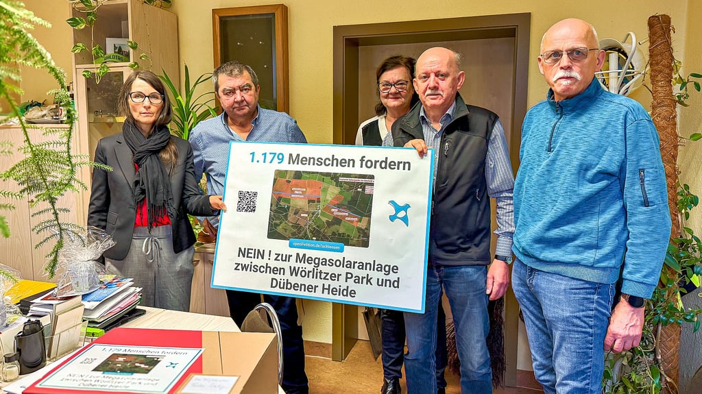 Vertreter der Bürgerinitiative Schleesen überreichen Bürgermeister Torsten Seelig (2. v. l.) am Freitag im Büro des Rathauschefs ihre Petition gegen die geplanten Solarparks. Insgesamt 1.179 Menschen unterstützen den Aufruf.