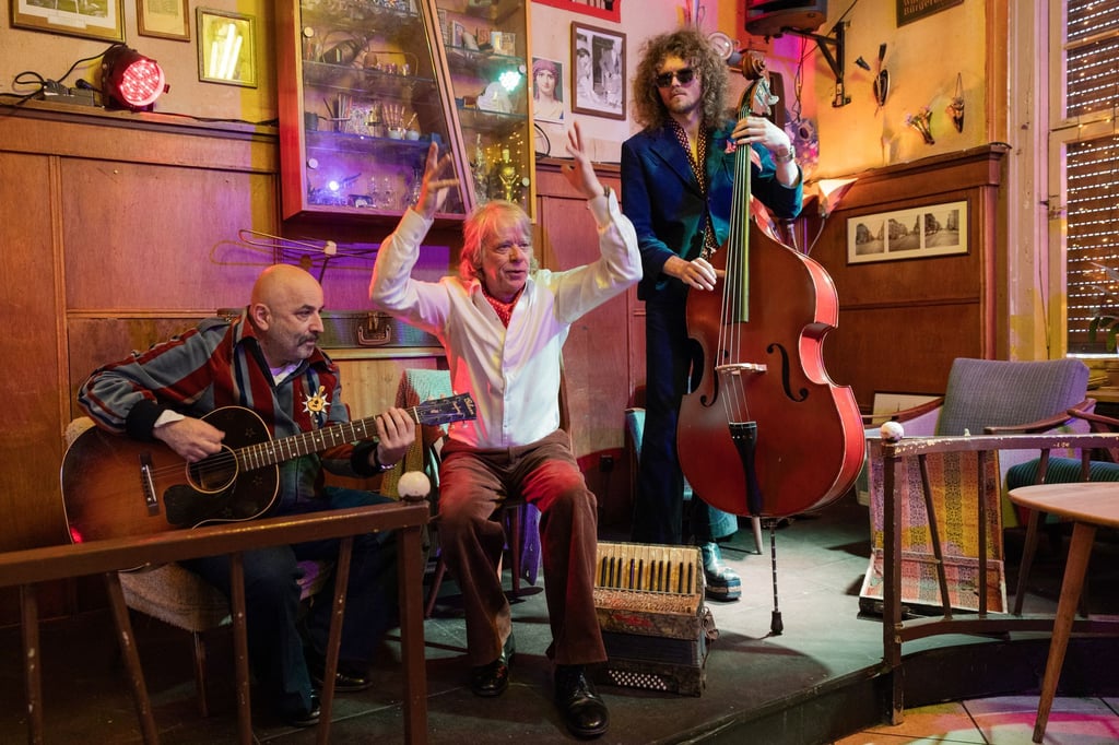 Nur mit Gitarrist und Bassist steht Schneider ab 2026 wieder auf der Bühne. Er selbst wechselt zwischen verschiedenen Instrumenten.