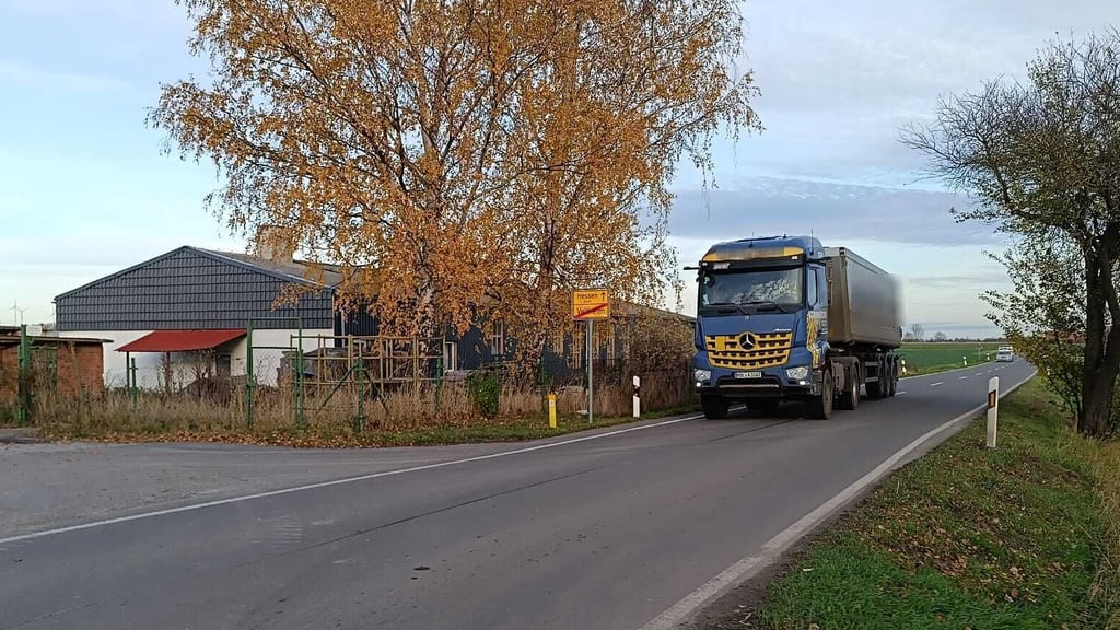 Gerade im Herbst sorgt der dichte Lkw-Verkehr aufgrund von Rübentransporten für Sicherheitsprobleme in Veltheim und anderen Osterwiecker Ortsteilen. Der Veltheimer Ostebürgermeister Ronny Böhnstedt schlägt jetzt Alarm. 