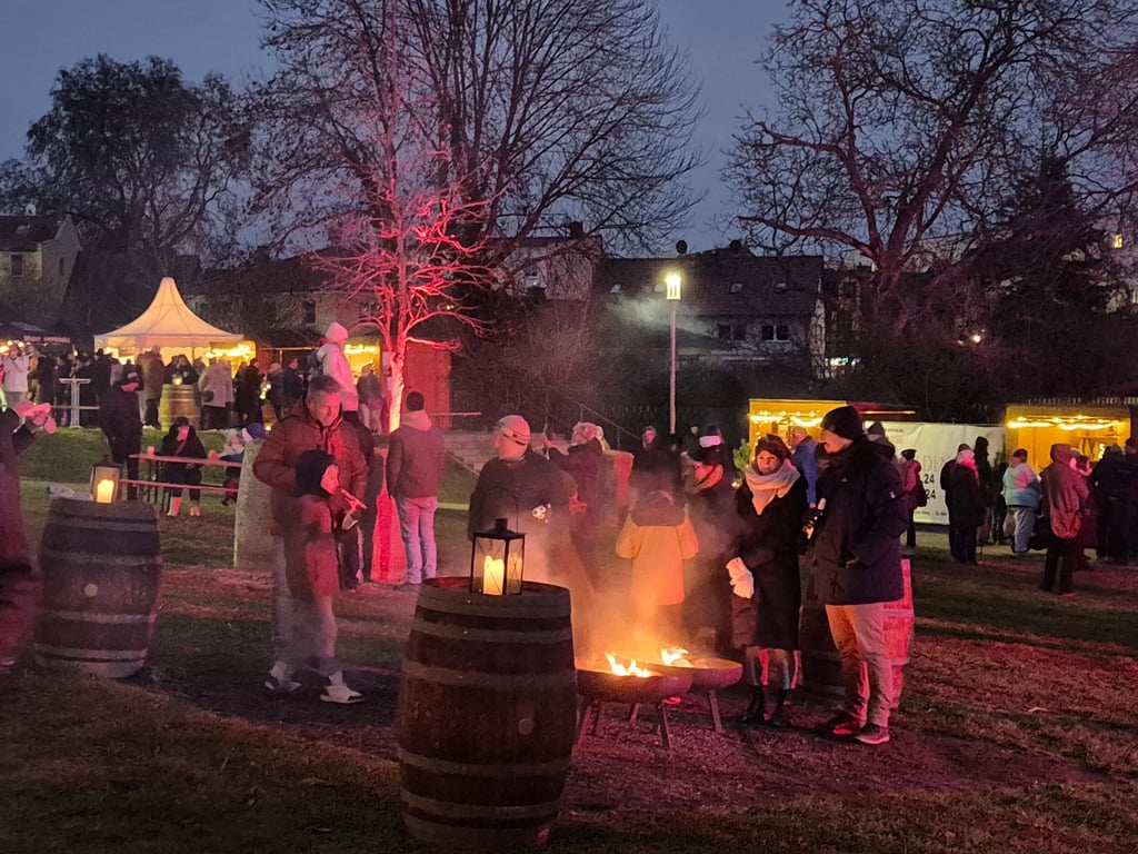 Blick auf die Altstadtweihnacht am Weinberg in Burg 2024.