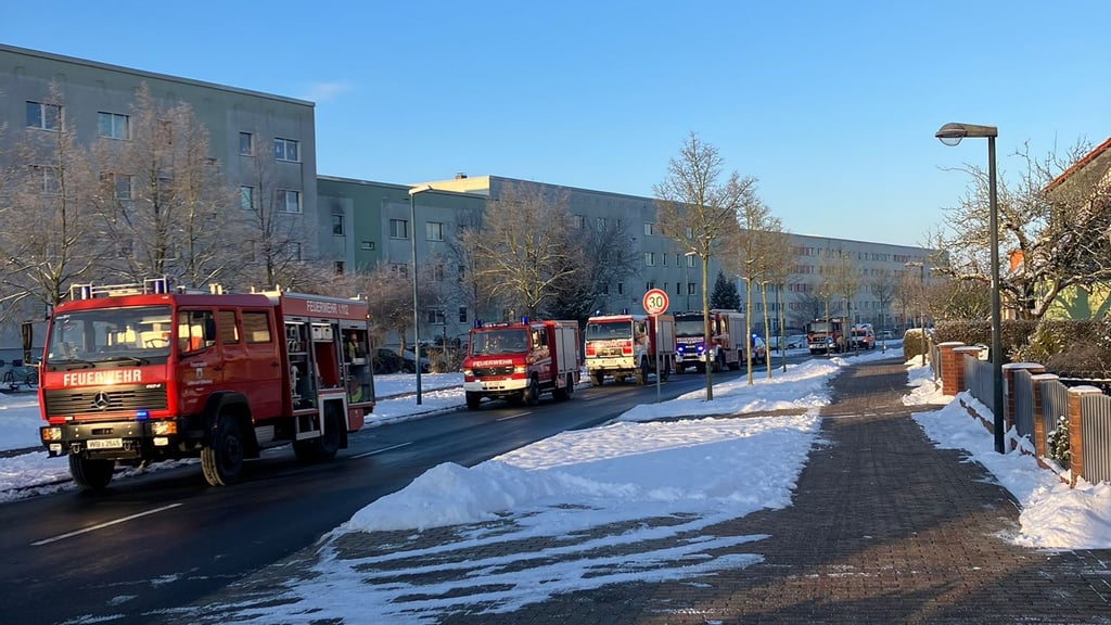Schwere Brandstiftung und versuchter Mord: Diese Vorwürfe erhebt die Staatsanwaltschaft gegen 23-Jährigen. Er soll im Januar 2024 einen Keller in der Dr.-Behring-Straße in Brand gesetzt haben.