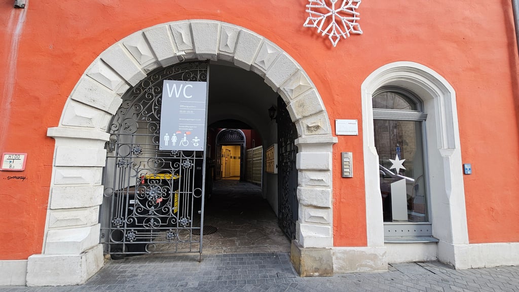 Eine öffentliche Toilette gibt's zum Beispiel im Marktschlösschen (Adresse: Marktplatz 13, Eingang: nahe Bärgasse).