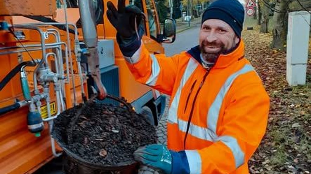 Ferid Giebler bei dem Arbeitseinsatz mit dem Bauhofteam vom Muldestausee.