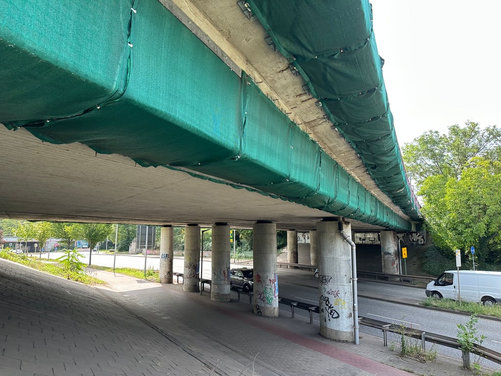 Netze, die an der Ringbrücke Albert-Vater-Straße in Magdeburg gespannt sind, sollen bröckelnde Steine verhindern. Die Brücke wird bald durch eine neue ersetzt.
