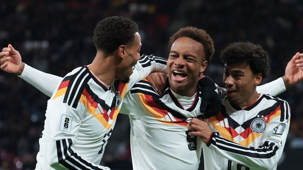 Die Deutsche Nationalmannschaft qualifiziert sich für die WM: Der 6:0-Sieg gegen die Slowakei sicherte Deutschland den Platz bei der Fußball-Weltmeisterschaft.