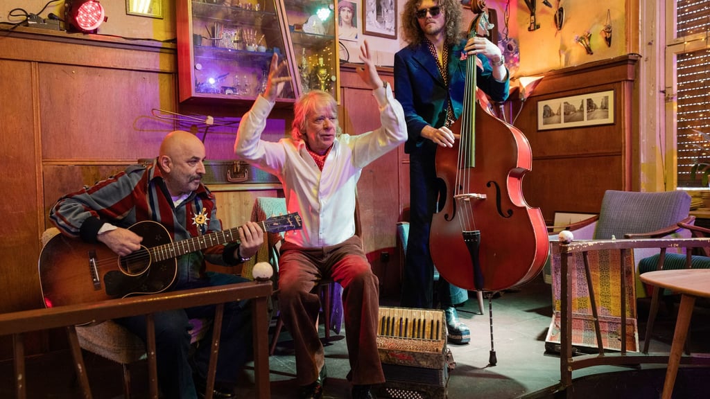 Nur mit Gitarrist und Bassist steht Schneider ab 2026 wieder auf der Bühne. Er selbst wechselt zwischen verschiedenen Instrumenten.