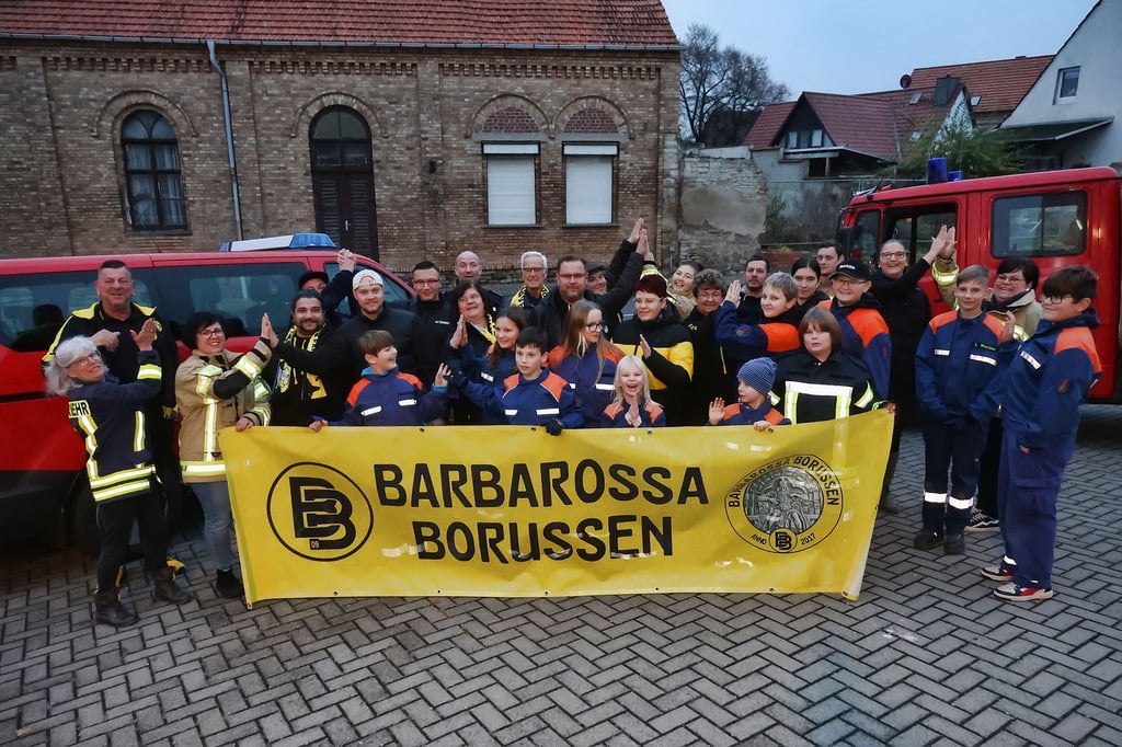 Große Freude bei der Feuerwehr Edersleben über die Spende des Fanclubs der Barbarossa-Borussen.