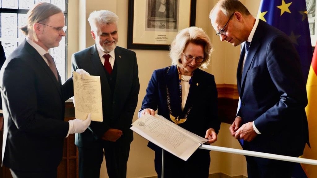 Ein besonderes Geschenk: Leopoldina-Präsidentin Bettina Rockenbach überreicht Friedrich Merz eine Kopie des handschriftlichen Lebenslaufs von Albert Einstein, der nach seinem Nobelpreis Mitglied der Akademie wurde.