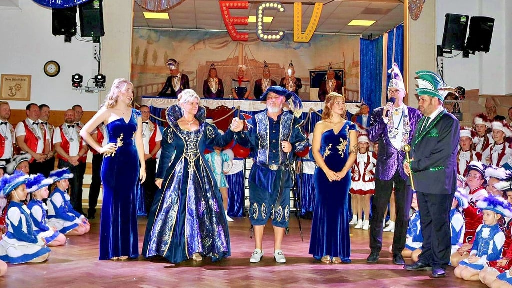 Der Startschuss zur Großveranstaltung ist  gefallen!    Das Prinzenpaar, Katalin und Sven Meihofer,  begrüßen  mit  dem Hofstaat  die  Besucher.  