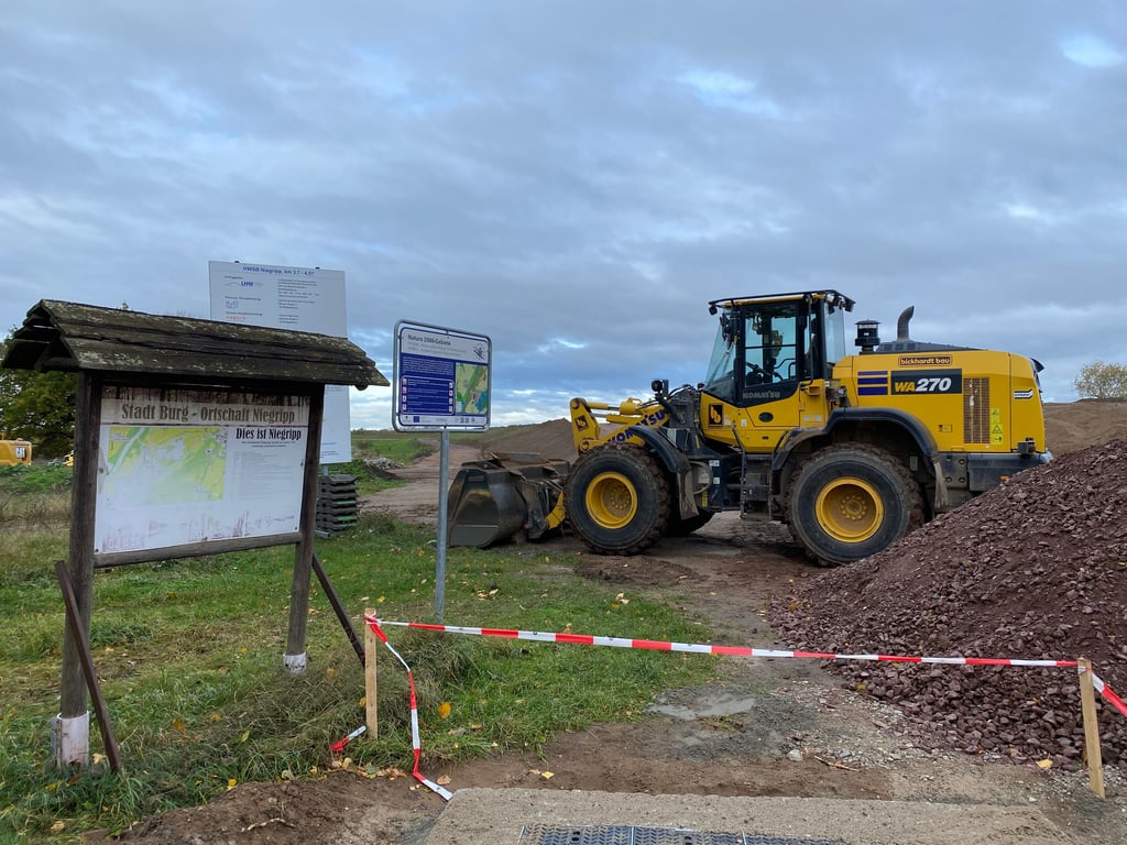 Blick auf die Baustelle in Niegripp am Übergang der Straßen „Zum Deich“ und „Am Wall“.