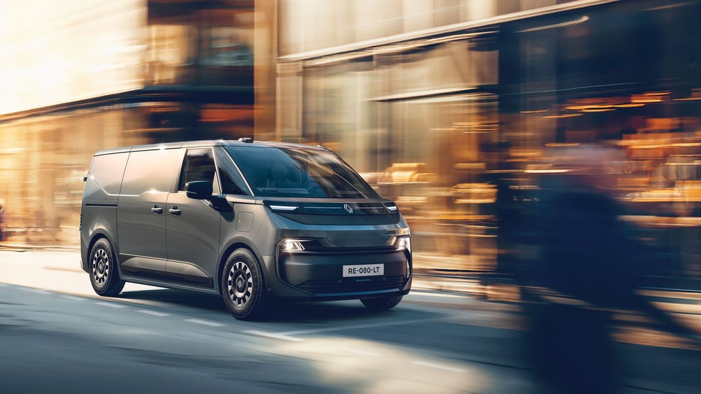 Renault bringt 2026 die nächste Generation des Trafic auf den Markt: Der vollelektrische Transporter basiert auf einer neuen Plattform, die einen ebenen Ladeboden, eine niedrigere Ladekante und ein flacheres Dach ermöglicht.