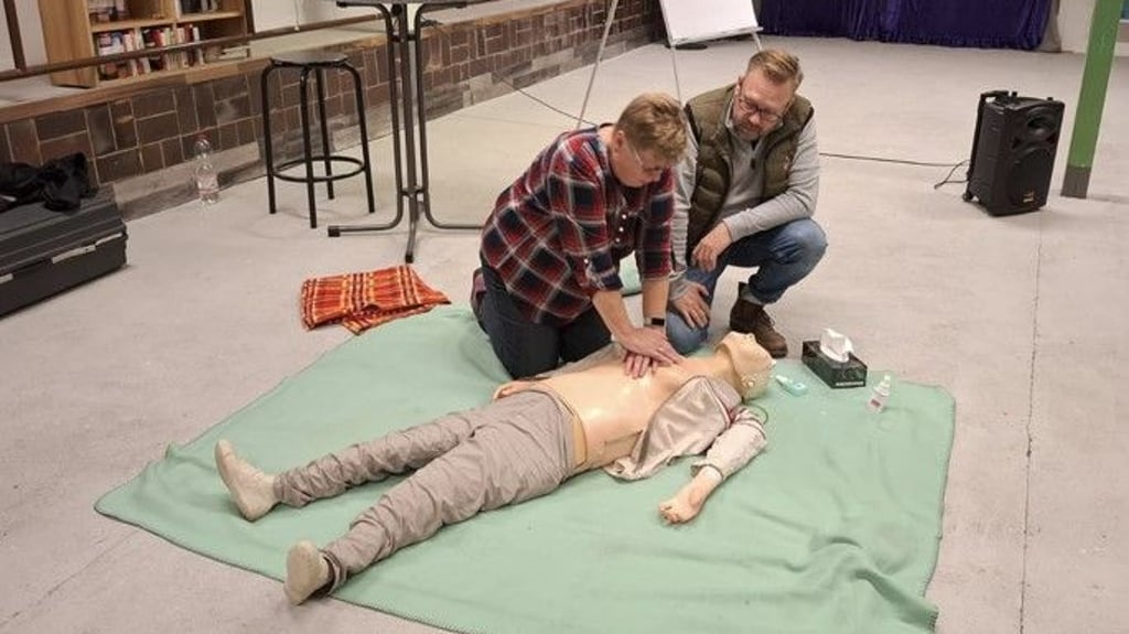 Helga und René Stelzer üben an einer Puppe die Wiederbelebung bei der Erste-Hilfe-Stunde im Vereinsheim der Heimatfreunde Werder.