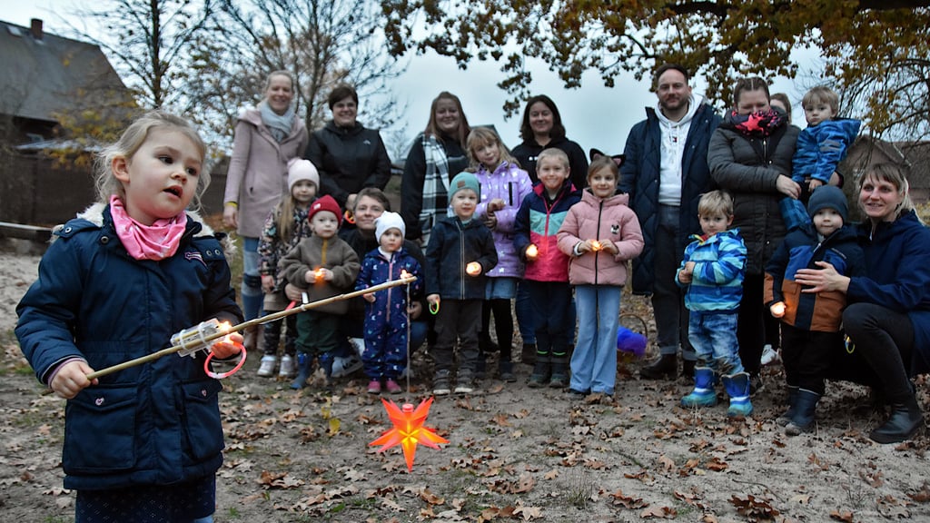 Die dreijährige Mila singt fröhlich gemeinsam mit ihren Spielkameraden der Kita „Eichkätzchen“ – und ihre kleine Sternenlaterne funkelt im Takt.