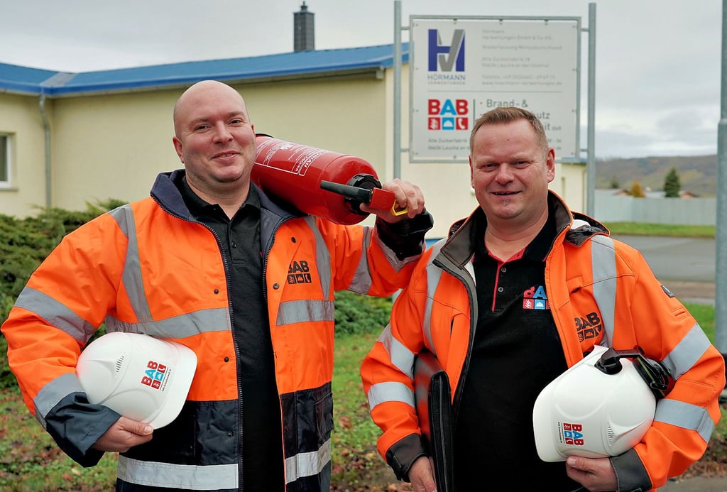 Beraten und schulen zum Thema Brand- und Arbeitsschutz: Florian Poleske (l.) und Jan Wittenbecher. 