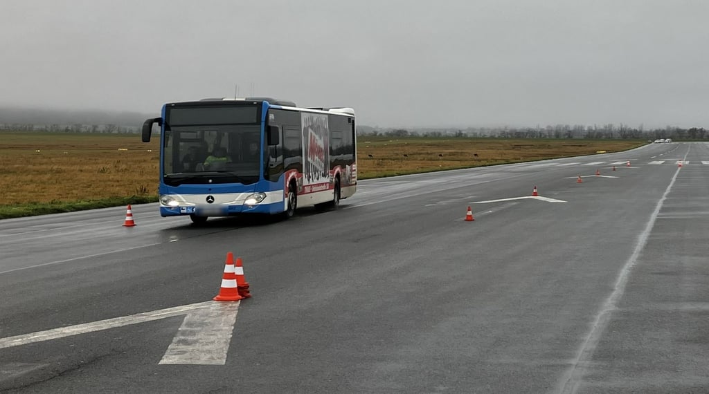 Auf einer Landebahn des Ballenstedter Flugplatzes absolvieren Werkstatt-Mitarbeiter der Harzer Verkehrsbetriebe ein Verkehrssicherheitstraining. 