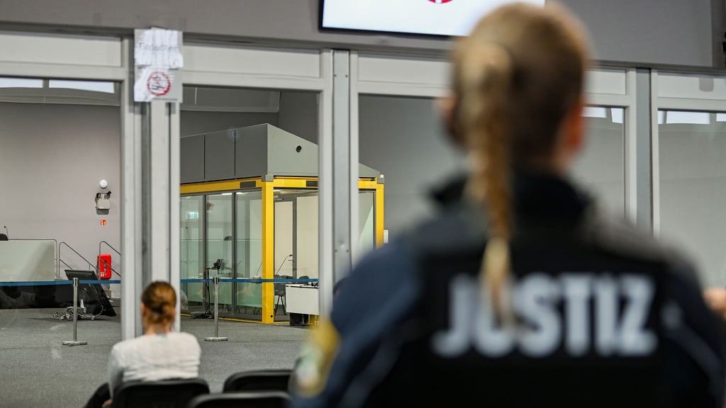 Am fünften Verhandlungstag beim Prozess zum Anschlag auf den Magdeburger Weihnachtsmarkt geht es um den Arbeitsplatz des Angeklagten als Arzt im psychiatrischen Maßregelvollzug in Bernburg.