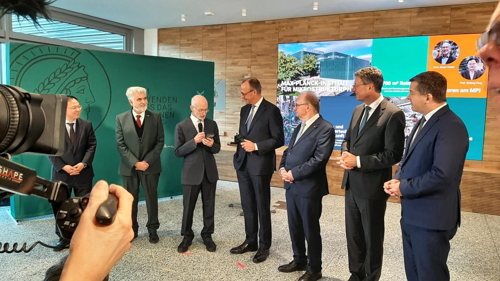 Auch das Max-Planck-Institut für Mikrostrukturphysik am Weinberg Campus steht auf dem Besuchsprogramm von Bundeskanzler Friedrich Merz. Begrüßt wurde er von Direktor Stuart Parkin.