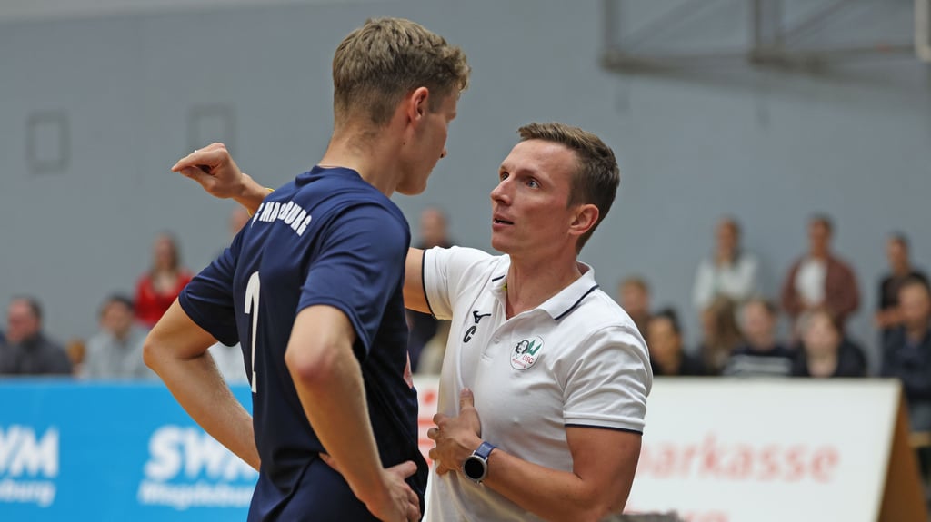 Dennis Raab (r.) im Gespräch mit Bennet Drebenstedt: Nach wie vor fehlt es den USC-Volleyballern an Konstanz.