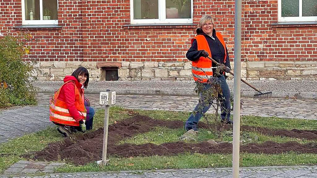  Auch Christiane Lange und Maren Roden packten beim Arbeitseinsatz in Jerichow mit an. 