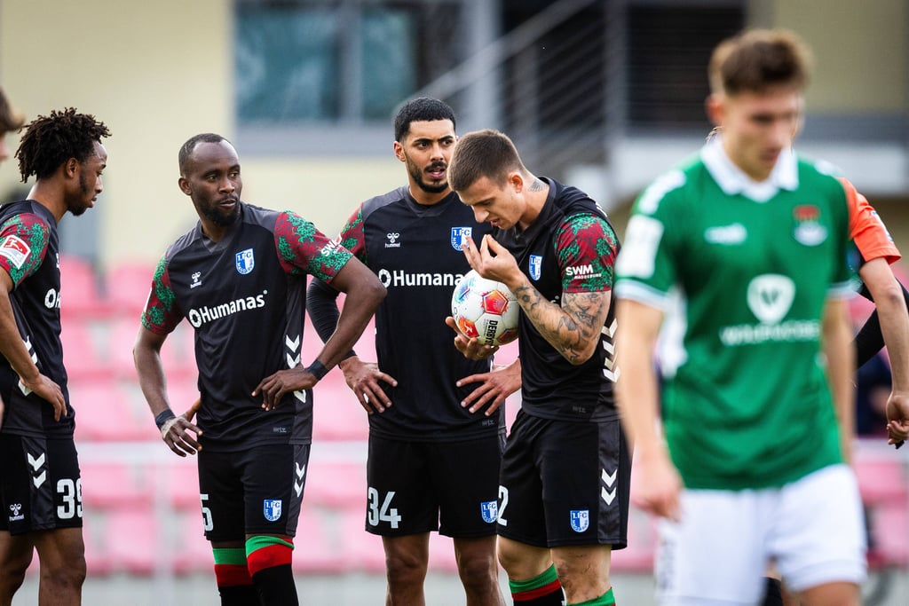 Der 1. FC Magdeburg verlor das Testspiel gegen Drittligist 1. FC Schweinfurt. Mit dabei: FCM-Debütant Mateusz Zukowski (4. v. li.).