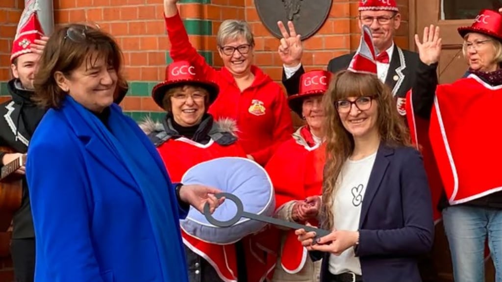 Die Genthiner Bürgermeisterin Dagmar Turian mit GCC-Präsidentein Ulrike Paul bei der Schlüsselübergabe.