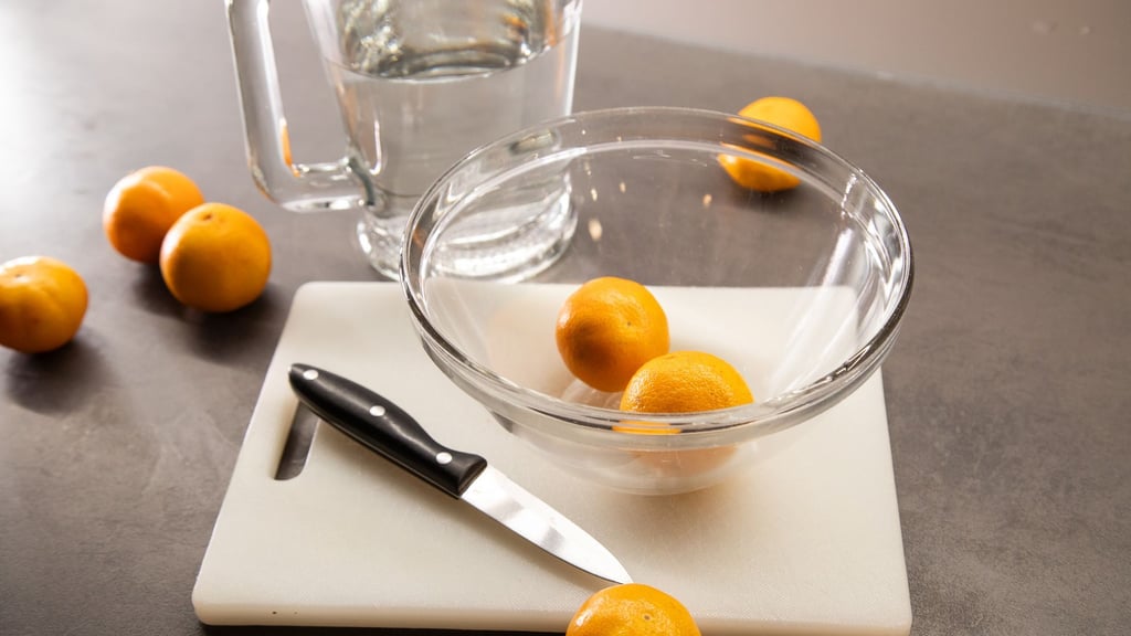 Kein Fan von der weißen Haut? Mit einem Hack sollen sich Clementinen besser schälen lassen.