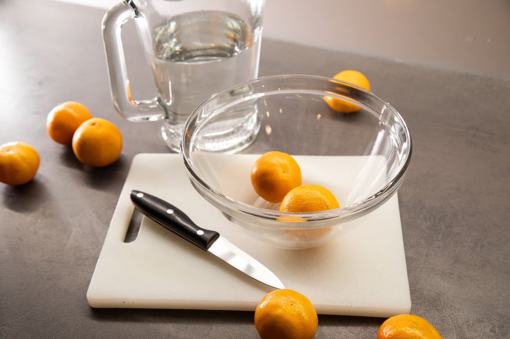 Kein Fan von der weißen Haut? Mit einem Hack sollen sich Clementinen besser schälen lassen.